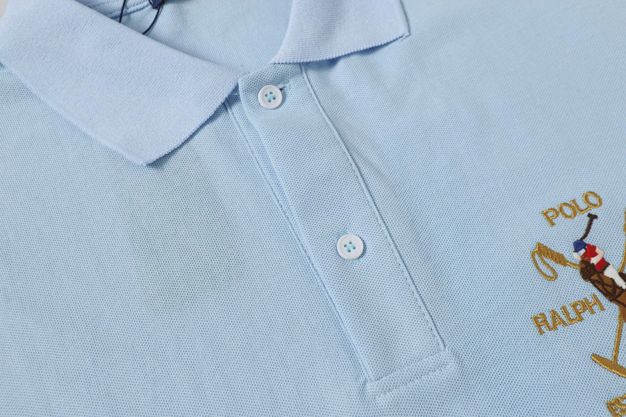 P156 Style number: A015 [Ralph Lauren classic letter logo embroidered Polo shirt] ✅250 grams of fine cotton pique fabric, custom-woven and dyed threads ✅Original stickers Scan the QR code to enter the official website ✅Large version, loose and stylish, can wear up to 210 pounds Color: black, white, navy, blue, sky blue, dark gray, floral gray Size: S-XL